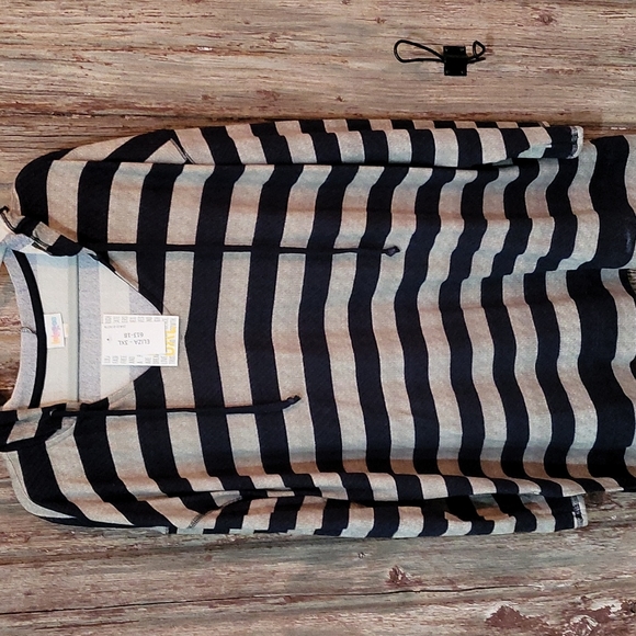 Bundled 2 brand new Lularoe Eliza shirts - Picture 8 of 13